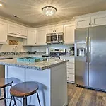 City Chic 3Br 1Bath Apartment